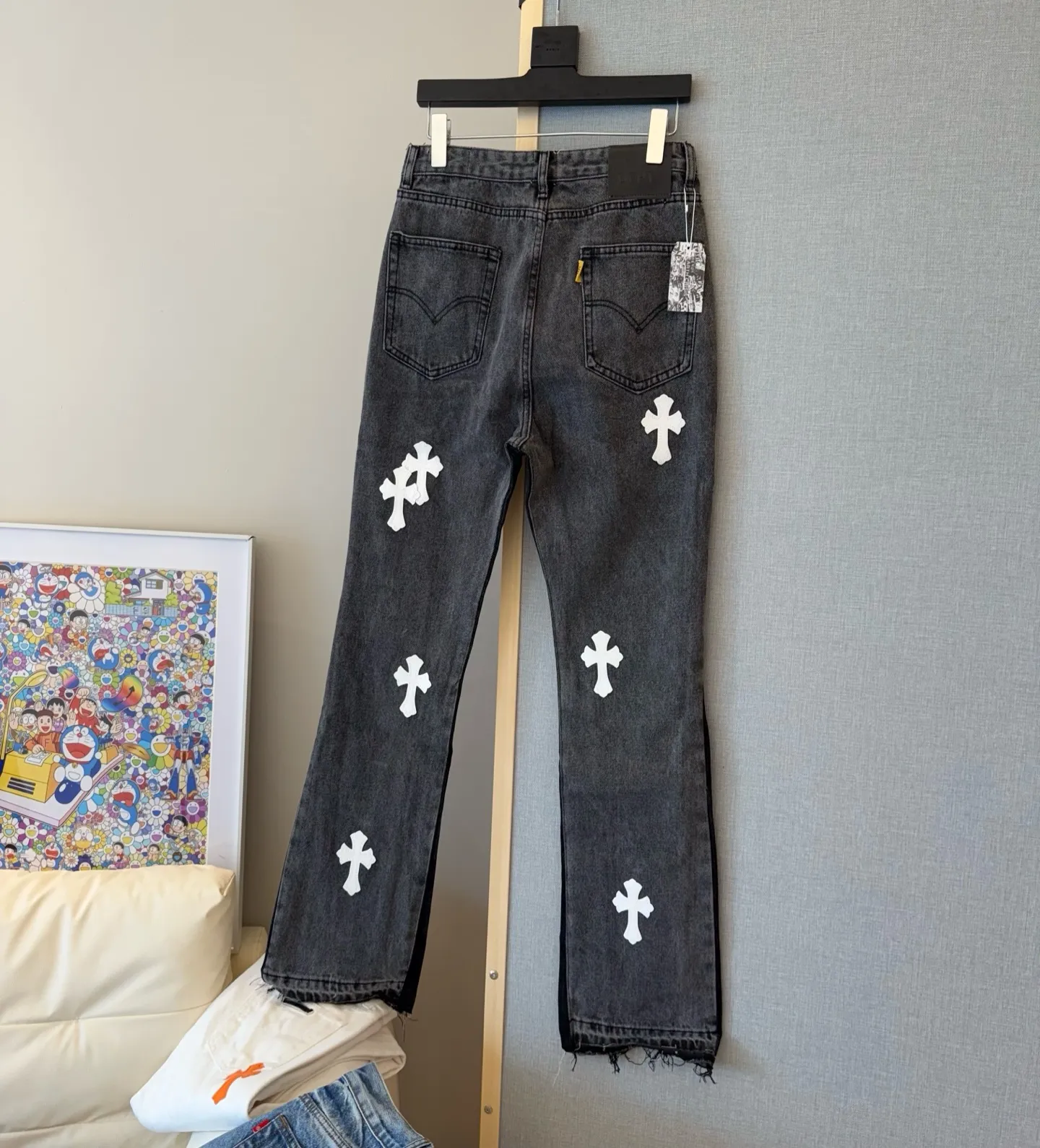 P250 model number: D325 GALLERY DEPT & Chrome hearts. Spliced cross loose washed flared jeans to truly restore the ultimate vintage texture. Original hardware accessories, washed and other elevators, QR code analysis are all purchased from the original factory, high degree of restoration, you are welcome to compare the products~ Three-dimensional version, loose and comfortable, not picky about the figure, taller and slimmer, factory Seiko, original quality control, same style for men and women, can be matched with couples, versatile recommendation, must-have jeans for all seasons Trendy people have been disappointed. From the quality selection of fabrics, the tailoring of details, and the matching of patterns, everything is impeccable! The upper body is so handsome when worn...it can be easily worn by men, women and children! The craftsmanship is made of heavy-duty washed pure cotton denim fabric. After washing, it is soft and thick. It is very stylish when worn. Size: 28, 30, 32, 34, 36 (S-XXL) Color: Stitching Size reference # 28 trouser length 100 waist 72 30 trouser length 102 waist 76 32 trouser length 104 waist 80 34 trouser length 106 waist 84 36 pants length 108 waist circumference 88